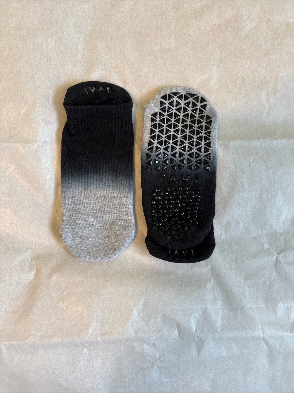 Brand new Tavi women Non-Slip No-Show Socks - Black to Gray Ombre size S